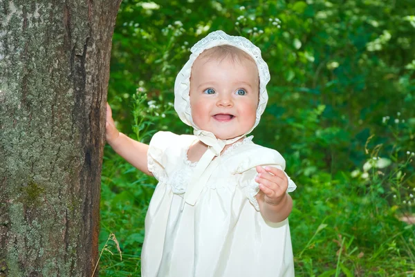 Baby meisje dragen vintage kleding genieten van zonnige dag in bos — Stockfoto