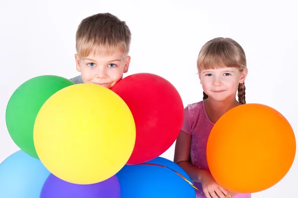 Chlapec a dívka 6 let s barevnými balónky izolovaných na bílém — Stock fotografie