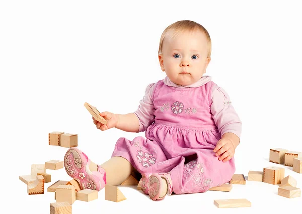 Spädbarn flicka som leker med träklossar isolerad på vit bakgrund — Stockfoto