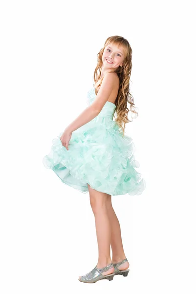 Tiener meisje probeert blauwe jurk geïsoleerd op witte achtergrond — Stockfoto