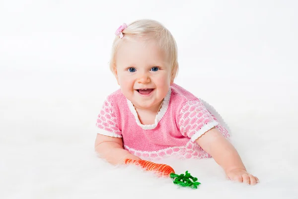 Glücklich Säugling kriechenden Mädchen isoliert auf weiß — Stockfoto