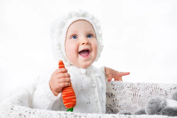 Liten spädbarn leende flicka med papegoja isolerad på vit — Stockfoto