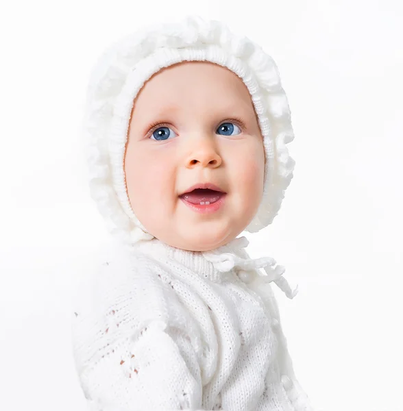 Portrait de bébé fille portant bonnet au crochet isolé sur fond blanc — Photo
