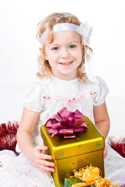 Bedårande flicka glad för julklappar isolerad på vit bakgrund — Stockfoto