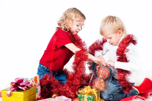 Adorables niños preparándose para la Navidad aislados en blanco — Foto de Stock