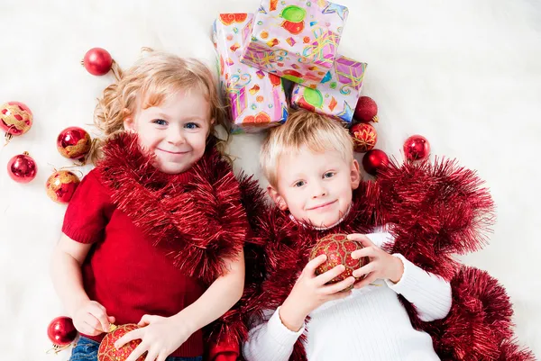 Słodkie rodzeństwo ciesząc się prezenty — Zdjęcie stockowe