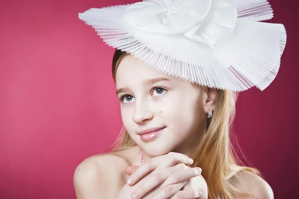 Νέοι mademoiselle φορώντας λευκό καπέλο θέτουν σε στούντιο — Φωτογραφία Αρχείου