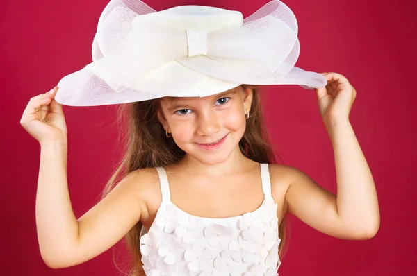 Pouco sorridente mademoiselle vestindo chapéu branco posando em estúdio — Fotografia de Stock
