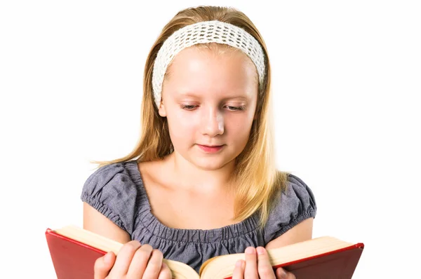 Una studentessa adolescente che legge un libro isolato su sfondo bianco — Foto Stock