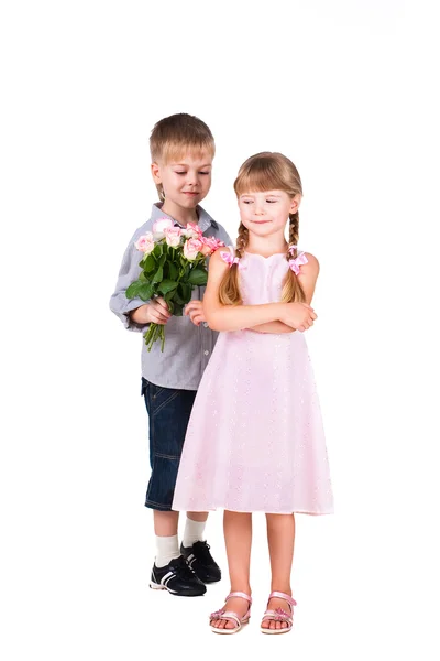 Liten pojke ger rosor till flicka isolerad på vit — Stockfoto