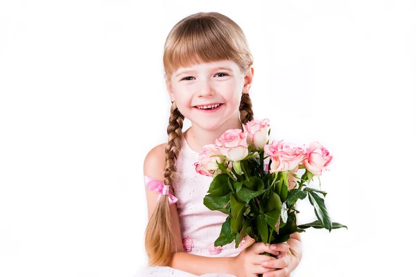 Menina bonito com um buquê de rosas rosa isolado no fundo branco — Fotografia de Stock