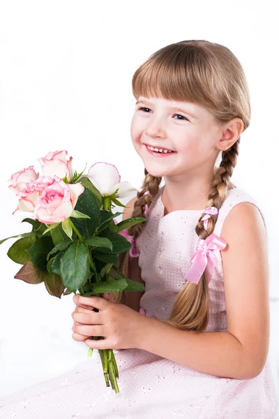 Söt liten flicka med en bukett med rosa rosor isolerad på vit bakgrund — Stockfoto