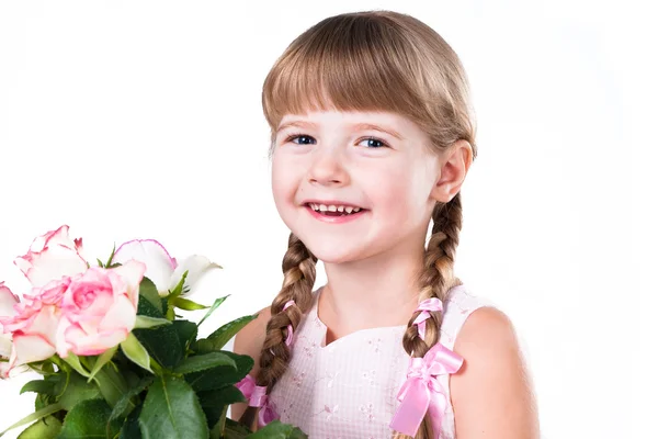 Симпатична маленька дівчинка з букетом рожевих троянд ізольована на білому тлі — стокове фото