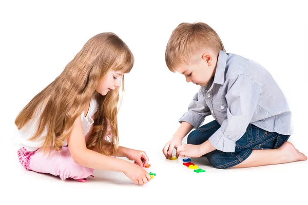 Duas crianças brincando com alfabeto isolado no fundo branco — Fotografia de Stock