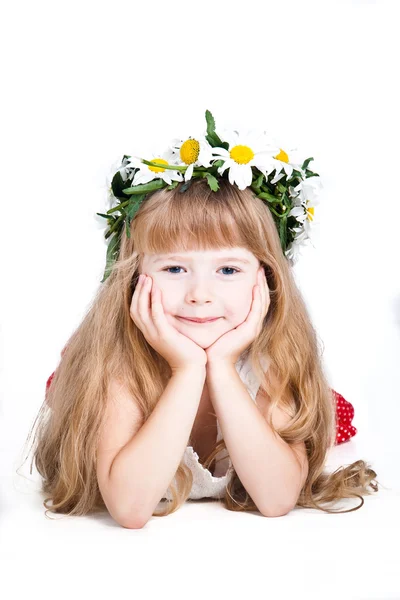 Roztomilá malá dívka, která nosí věnec izolovaných na bílém pozadí — Stock fotografie
