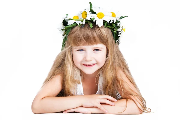 Niedliches kleines Mädchen trägt einen Kranz isoliert auf weißem Hintergrund — Stockfoto