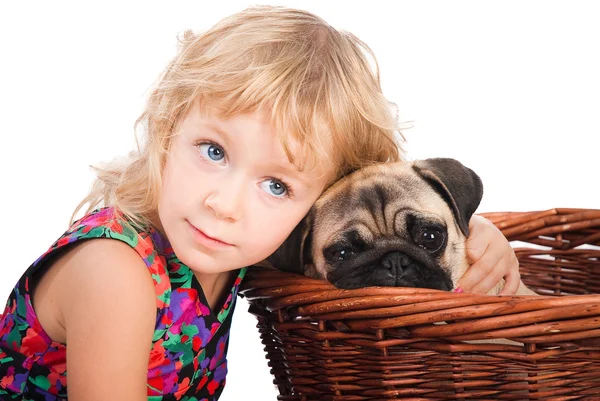 Elszigetelt kis lány átölelve kutya fehér háttér-portré — Stock Fotó