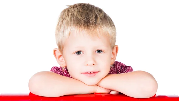 Atraente sorrindo menino isolado no fundo branco — Fotografia de Stock