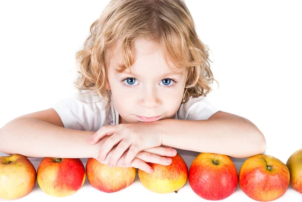 Söt liten flicka med massa äpplen isolerad på vit — Stockfoto