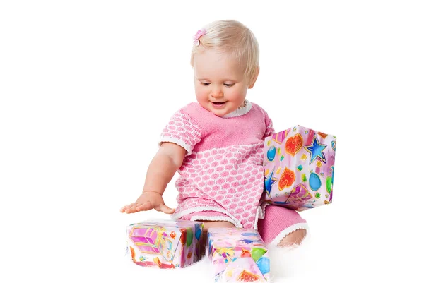 Felice neonata seduta con scatole regalo su sfondo bianco — Foto Stock