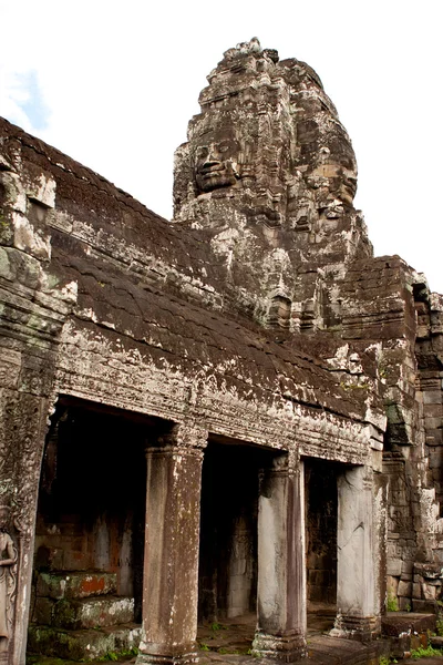 Estátuas gigantescas do rosto no templo Khmer — Fotografia de Stock