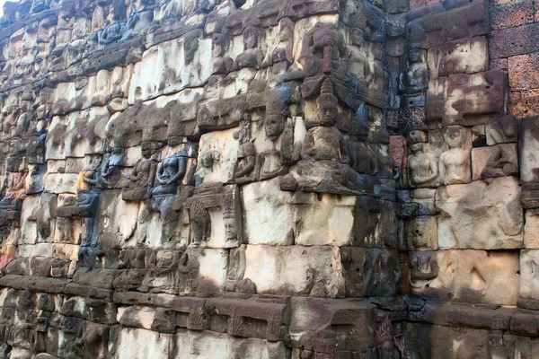 Скульптурная стена Ангкор-Ват — стоковое фото