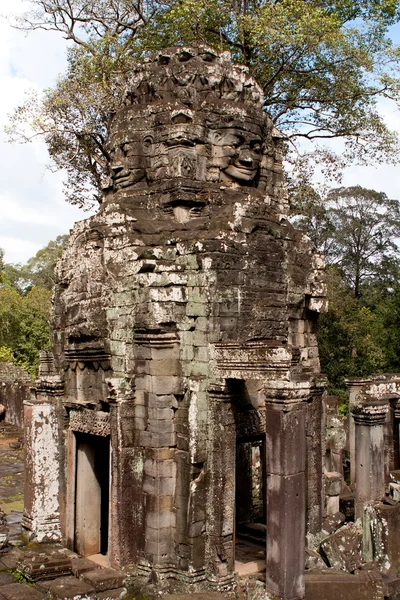 Gigantische gezicht beelden op de khmer tempel — Stockfoto