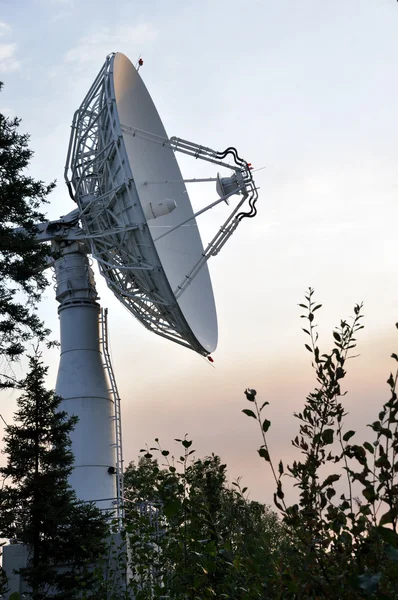 Comunicações via satélite Prato — Fotografia de Stock