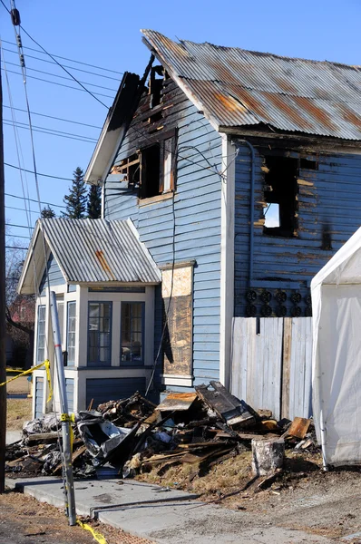 古い家は焼失します。 — ストック写真