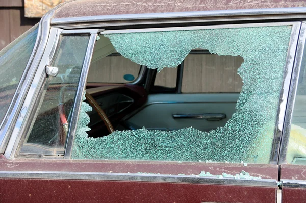 coche viejo sucia con ventana rota