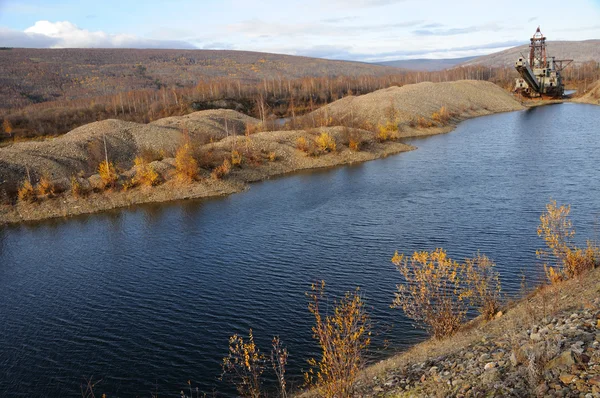 Historische alaska gouden dreg in de herfst — Stockfoto