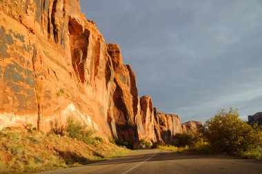 moab, utah yakınlarında kayalıklardan Wall street