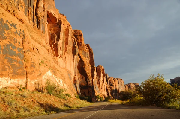 Moab, utah yakınlarında kayalıklardan Wall street — Stok fotoğraf
