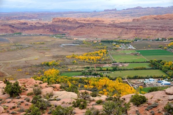 Staden av moab från moab rim i höst — Stockfoto