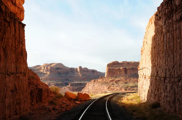 Железная дорога через удаленный пустынный каньон — стоковое фото