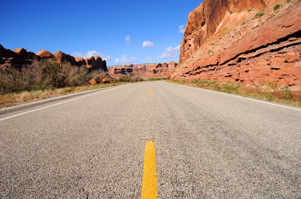 Woestijn canyon snelweg langs de colorado rivier — Stockfoto