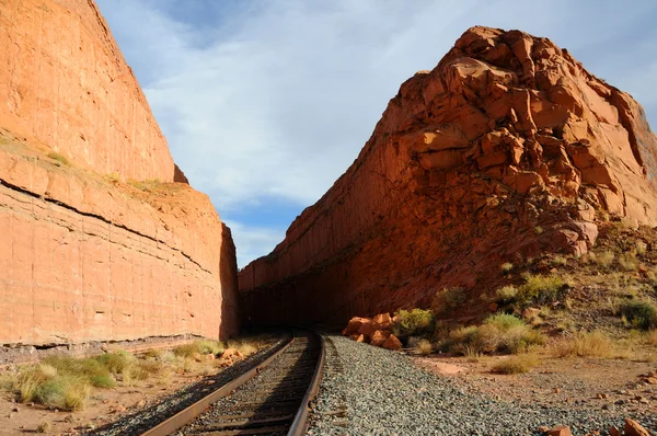 Железная дорога через удаленный пустынный каньон Лицензионные Стоковые Фото