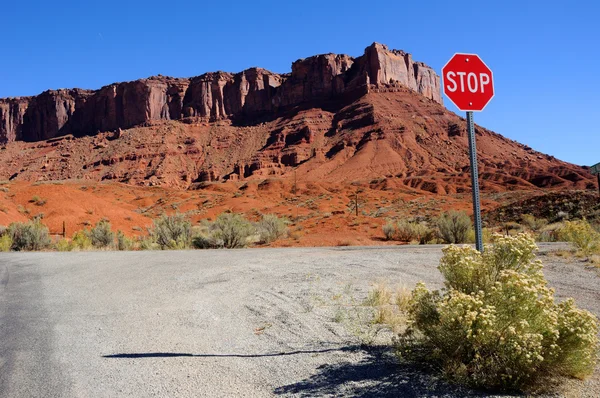 Wüstenstraßenüberquerung bei Moab und Castleton — Stockfoto