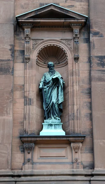 Saint Peter Statue outside the historic Saint Peter and Paul Basilica — Stock Photo, Image