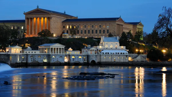 Philadelphia muzeum umění a fairmount vodních děl za soumraku — Stock fotografie