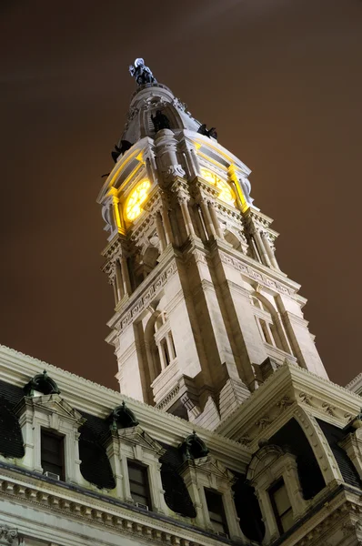 Torre del Reloj del Ayuntamiento de Filadelfia por la noche — Foto de Stock