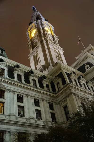 在晚上的费城市政厅时钟塔 — 图库照片