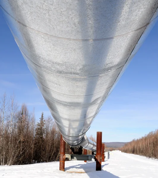 Ölpipeline im Winter in der Nähe von Kirchtürmen — Stockfoto