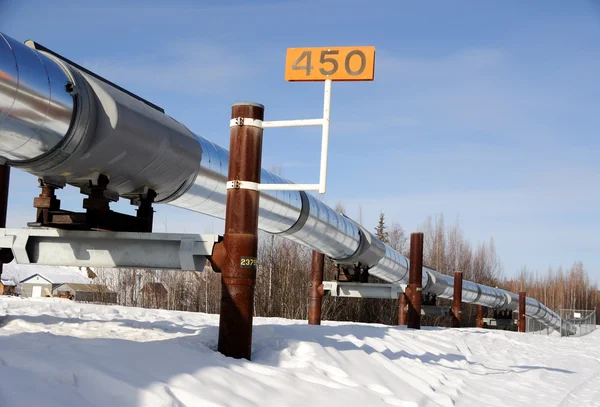 フェアバンクスの近く冬のアラスカ石油パイプライン — ストック写真