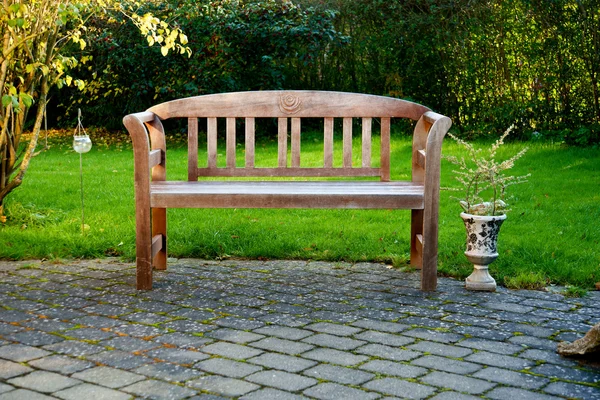 Bench in a garden — Stock Photo, Image