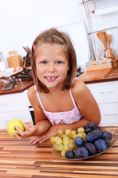 吃水果的女孩 — 图库照片