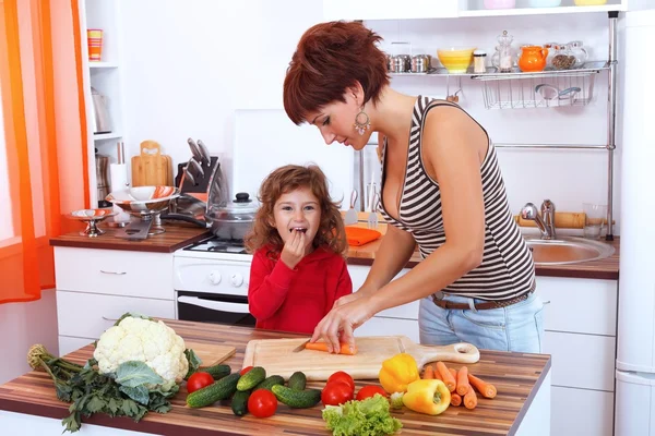 Madre e hija en la cocina — Foto de Stock