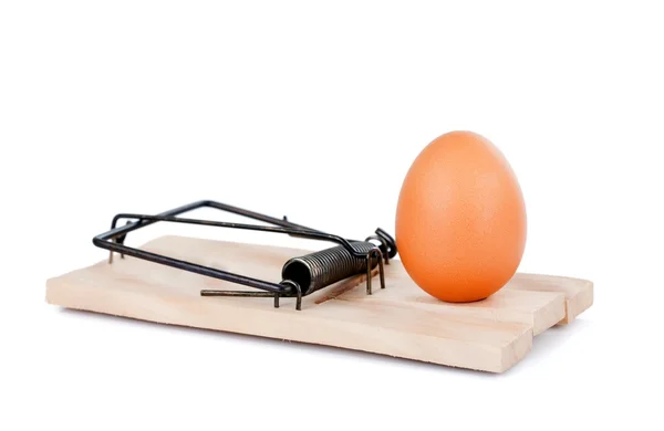 Egg and mousetrap — Stock Photo, Image