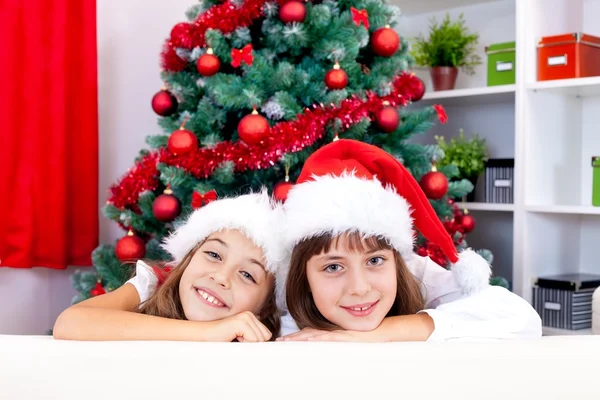红色圣诞帽的姐妹 — 图库照片