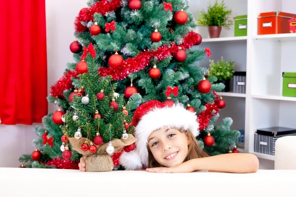 Menina com pequena árvore de Natal — Fotografia de Stock